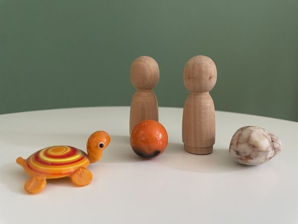 Praxis – Sanfte Linie Holzfiguren und kleine Gegenstände als Arbeitsmaterialien in der systemischen Beratung